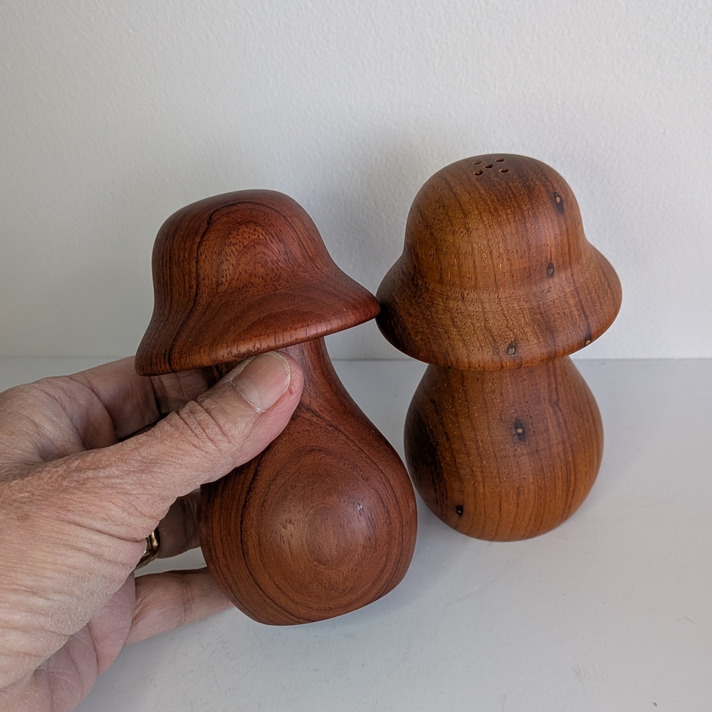 Merry Mushroom Wooden salt and pepper shakers Set Arnels MCM kitchen decor - Picture 2 of 7